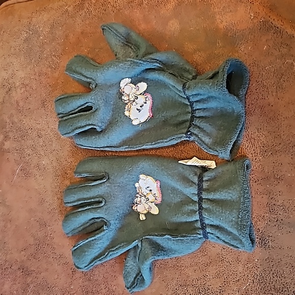 Winnie the Pooh and Tigger fleece scarf and gloves - Picture 4 of 11